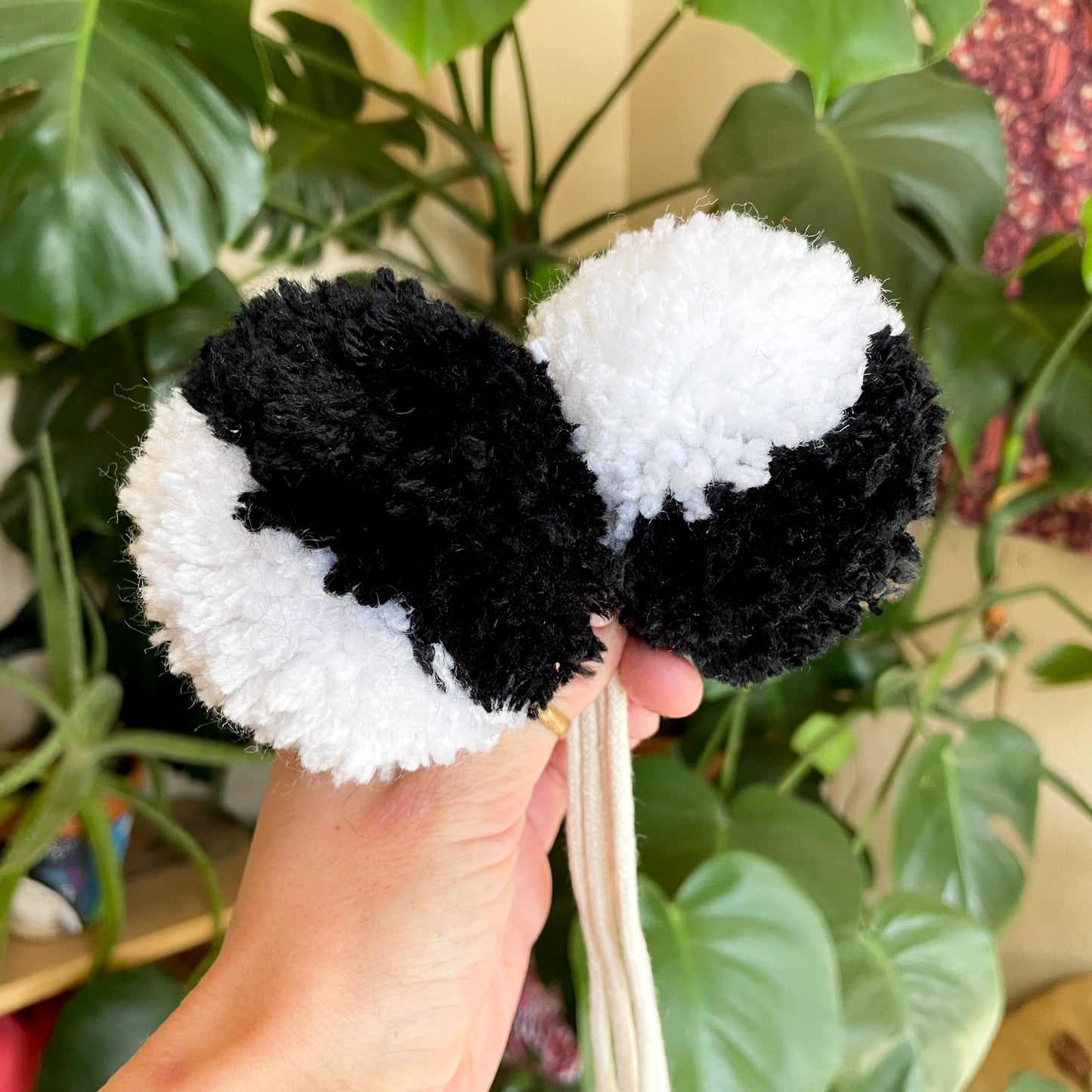 Skate Poms - Black/White
